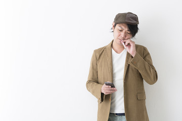 タバコを吸うミドル男性