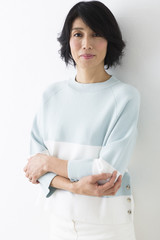 腕組みをするミドル女性