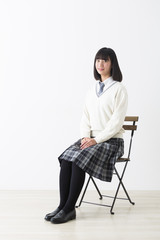 座る女子高生