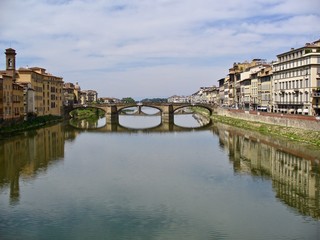 Fototapeta na wymiar Bridge over the Arno River in Florence, Italy