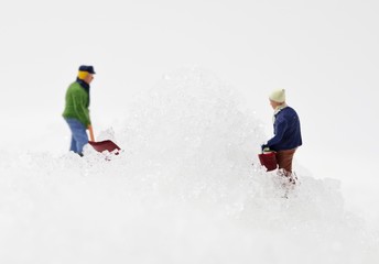 Fototapeta na wymiar 雪でかまくらを作る人