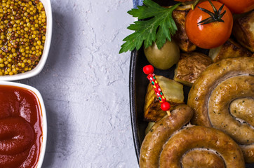 Round roast sausages with vegetables
