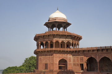 Fototapeta na wymiar The mosque near the mausoleum of Taj Mahal in India Agra 