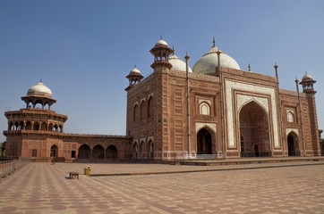 Obraz premium The mosque near the mausoleum of Taj Mahal in India Agra 