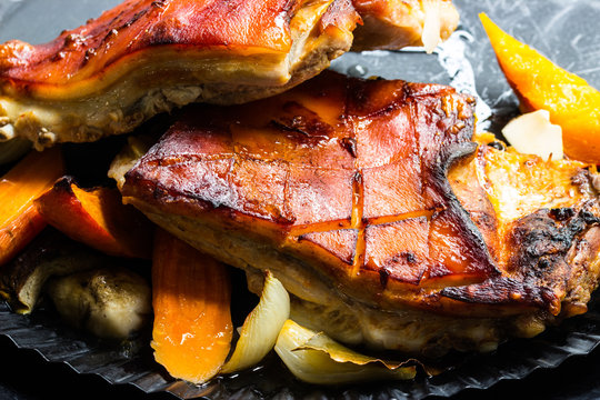 gegrillter Schweinebauch mit krosser Kruste