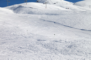 Obraz premium Snowy ski slope at nice sun day