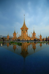 Obraz premium Thailand, Bangkok, December 18, 2017. People seeing exhibition King Rama IX Royal crematorium site. Ancient Thai Buddhist and Brahma tradition.