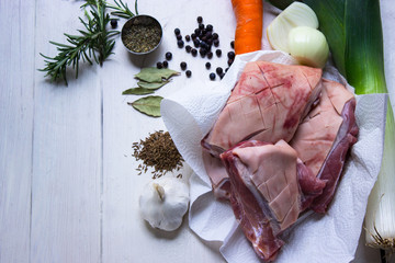 Fleisch mit Gemüse und Gewürzen zum Kochen vorbereiten