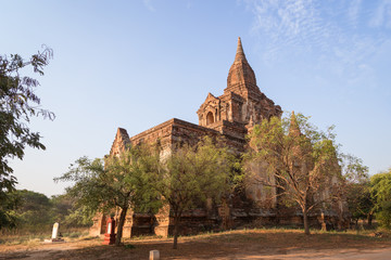 Obraz premium View of the ancient Mee Nyein Gone Phaya in Bagan, Myanmar (Burma), on a sunny day.