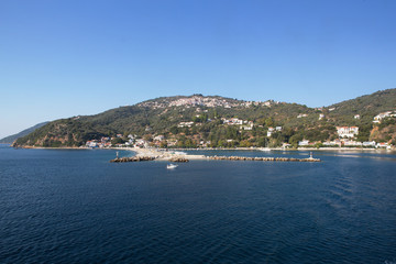 Маленький город и порт Глосса на острове Скопелос в Греции