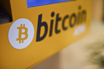 bitcoin monnaie virtuel automatique devise cours speculation bourse ATM Orillia distributeur echange change valeur  panne piratage securite