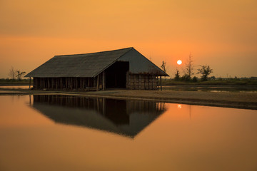 Obraz premium salt barn in sunset