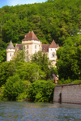 Fototapeta na wymiar Le château de La Roque Gageac vu depuis la Dordogne. Dordogne. Nouvelle Aquitaine 