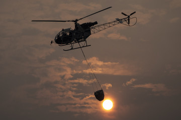 Elicottero con Cestello al Tramonto