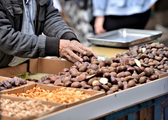 Obraz na płótnie Canvas hot chestnuts in the market of the old city of jerusalem