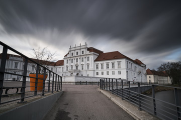 Fototapeta na wymiar Schloss Oranienburg bei starkem Wind