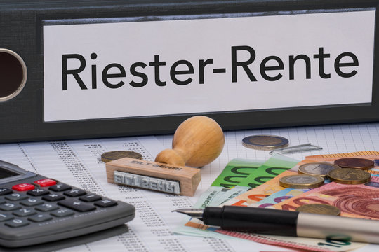 Aktenordner (schwarz) mit Beschriftung Riester-Rente