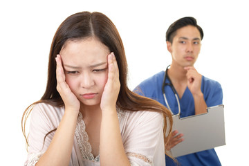 真剣な表情の医師と女性患者