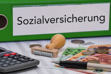 Aktenordner (grün) mit Beschriftung Sozialversicherung