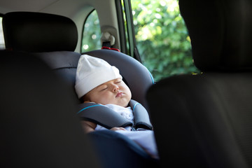 Sleep of the child in the car