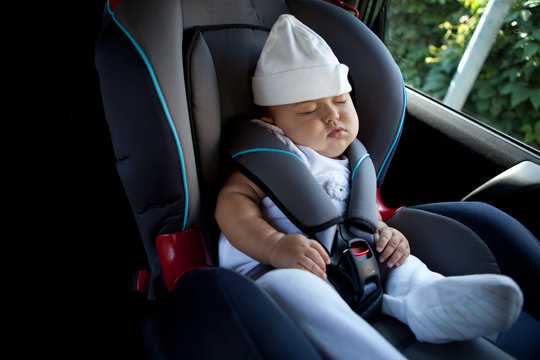 Sleep of the child in the car