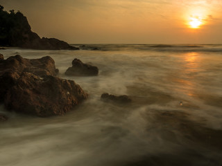 Obraz premium strong wave and sunset at the beach