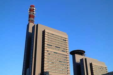 西日を浴びる高層ビル