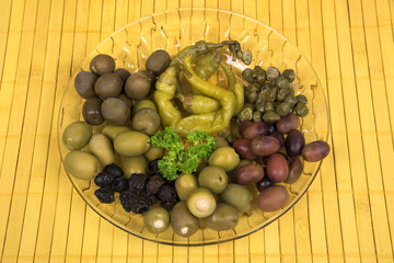 Antipasti-Teller mit Oliven