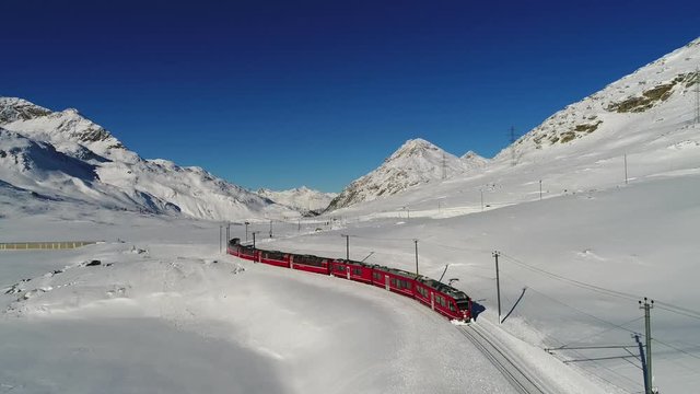 Treno rosso del Bernina, patrimonio dell'Unesco. 
Treno sui binari e tanta neve