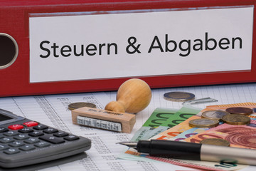 Aktenordner (rot) mit Beschriftung Steuern & Abgaben