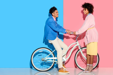 Obraz premium lovely young couple hugging each other on pink and blue background