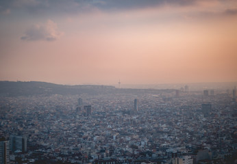 Naklejka na ściany i meble El horizonte de Barcelona al atardecer con Montjüic de fondo