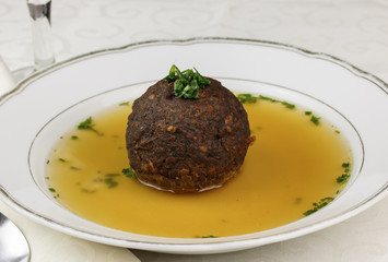 Leberknödelsuppe