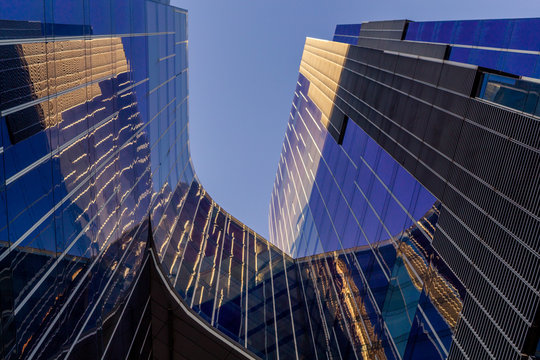 Edificio azul lleno de reflejos