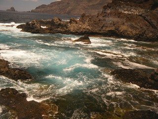 agua de mar chocando contra rocas de lava