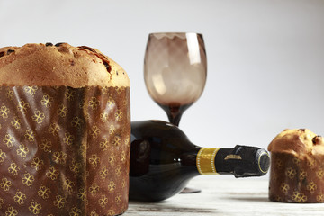 Panettone con bottiglia dispumante