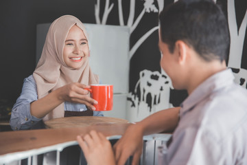 Naklejka premium man sitting in a cafe bar served with coffee