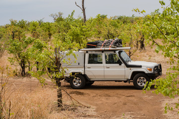 Allrad Geländewagen in der Savanne vom in Simbabwe, Südafrika 