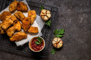 nuggets of chicken breasts with tomato sauce