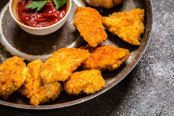 nuggets of chicken breasts with tomato sauce
