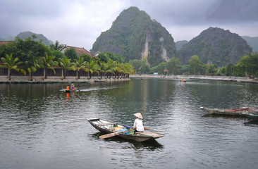 Fototapeta na wymiar Barques sur le lac ,à Ninh Binh , Viet Nam