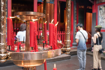 Naklejka premium Offering candles and praying people at Longshan Temple in Taipei, Taiwan 台湾・台北の寺院 龍山寺