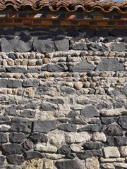 mur en pierres et corniche en briques