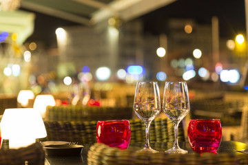 table decoration with wine and coloreful water glasses