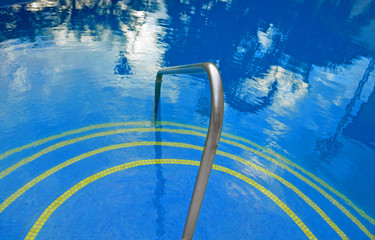 Gelb geränderte Stufen in einen Swimming-Pool