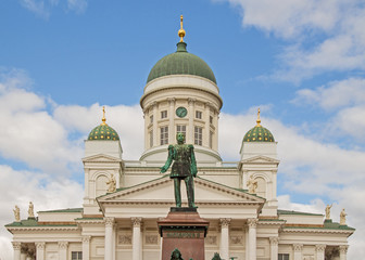 Fototapeta na wymiar Helsinki city center church cathedral - Dom Platz mit Statue