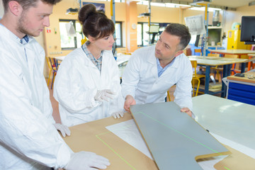 Obraz premium young engineers working in the laboratory