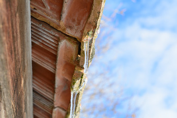 Dach vom Haus mit Eiszapfen im Winter