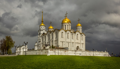 Fototapeta na wymiar The Medieval Assumption Cathedral in Vladimir.