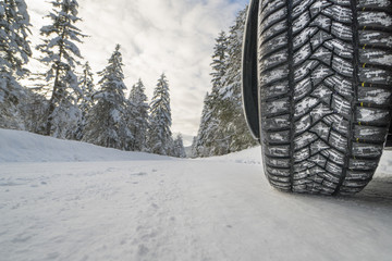 Winterreifen auf schneeglatter Straße